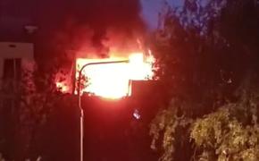 В Москве на улице Тюленева горит многоэтажка — пожару предшествовал взрыв
