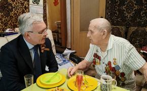 Эдуард Кузнецов встретился со 100-летним ветераном в канун Дня Победы