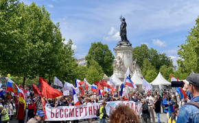 В Париже прошли Бессмертные полки