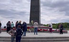 «Страна»: в Киеве и Одессе 9 мая люди несли цветы к памятникам павшим воинам