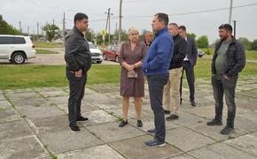 Керченская администрация у мемориала не вынимала руки из карманов