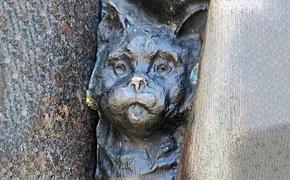 Художник вмонтировал в стелу воинской славы кота