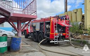 В Хабаровске потушили пожар в автосервисе на улице Промышленной