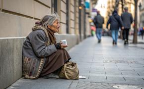 Полицейские выяснили, что немощная попрошайка твердо стоит на ногах