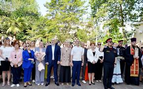 Депутат ЗСК Виктор Тепляков посетил торжественную линейку выпускников в Сочи