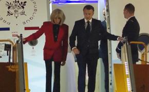 Эксперт расшифровал по губам, что говорила жена Макрона, после того как двинула его по подбородку в самолете