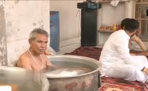 В Индии молятся о дожде, спасаясь в чанах со льдом от 48-градусной жары