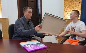 Талантливый мальчик с ДЦП подарил исполкому «ЕР» картины