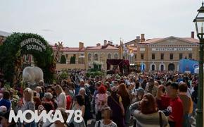 Фестиваль цветов в Петропавловской крепости собрал тысячи людей 