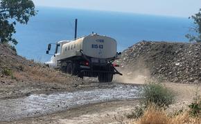 Ветер разгоняет пыль со стройки в Алуште по всему городу
