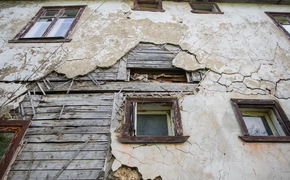 В Хабаровске прокуратура помогла жителю, вынужденному жить в аварийном доме