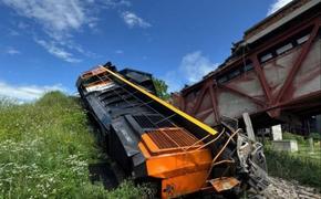 Локомотив с углем опрокинулся под Амурском