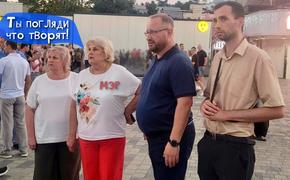 Мэр Алушты по вечерам гуляет по набережной для безопасности отдыхающих