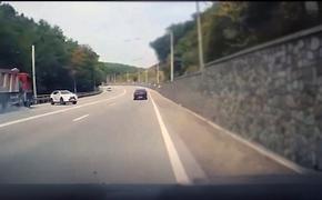 В Крыму водитель чудом увернулся от сбрендившего грузовика