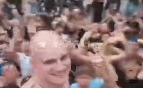 Ряд польских депутатов призвали к депортации из Польши мужчин, демонстрировавших красно-чёрные флаги УПА на национальном стадионе в Варшаве во время концерта Макса Коржа