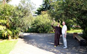 В Сочи приведут в порядок сквер Кооперативный: депутат ЗСК Виктор Тепляков осмотрел территорию 