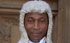 Парики пали: британские адвокаты сняли многовековой символ после обвинений в «культурной нечувствительности»