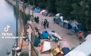 Парижская романтика: берега Сены украсили стихийные палаточные городки «туристов» из дальнего зарубежья