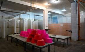 В Пушкинском районе Кирилл Поляков проверил ход ремонта городской бани