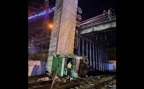 Очевидцы рассказали, что фура падала с моста медленно и неумолимо