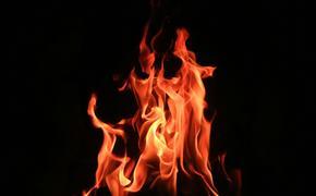 В Санкт-Петербурге мужчина устроил поджог квартиры, где были люди