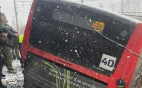 «Понаехавший» водитель спровоцировал серьёзное ДТП в Хабаровске: автобус с пассажирами столкнулся с поездом на переезде