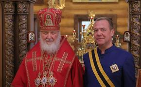 Патриарх Московский и всея Руси Кирилл вручил Дмитрию Медведеву высокую церковную награду