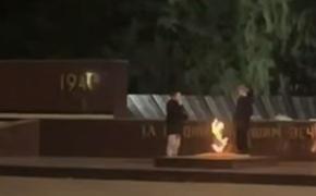 Школьники пожарили еду на Вечном огне в Усть-Лабинске