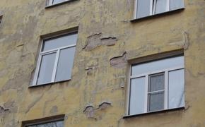 Историческое здание на Карповке огородили после обрушения отделки