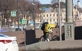 В Петербурге начали действовать ограничения на работу курьеров-мигрантов