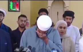 «За что нам это?»: имам в США расплакался из-за горожан, целенаправленно жующих бекон у мечети