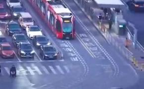 Будущее уже здесь: Китай заменил трамваи на 300-местные электробусы, которые ездят без рельсов