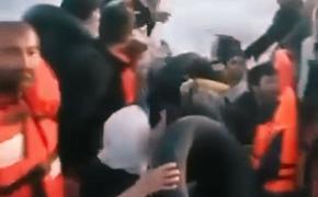 В Греции береговая охрана протаранила надувную лодку с нелегальными мусульманскими мигрантами, пытавшимися попасть в ЕС