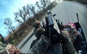 Дуэль на колёсах: десантники сбили FPV-дрон ВСУ из автоматов при ротации  