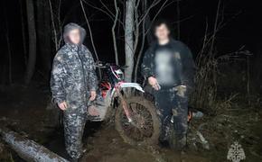 В Челябинской области два школьника застряли на мотоцикле в лесу
