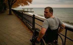 Инвалидов-колясочников погнали за 3,5 км, чтобы они смогли спуститься к морю