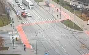 Водитель большегруза скончался за рулём в Москве. Машина ехала без управления