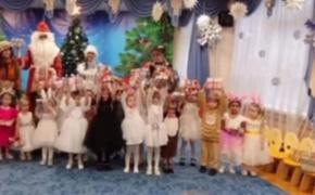 От обидного промаха — к волне доброты: девочка без новогоднего подарка получила десятки посылок от незнакомцев