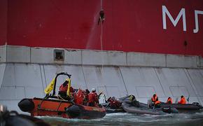 Судно Greenpeace обыскивают, как корабль из романа о пиратах