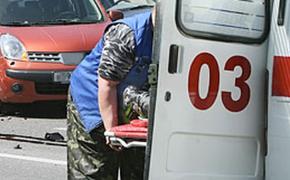 На севере Москвы после столкновения с фонарем машина сбила трех  пешеходов