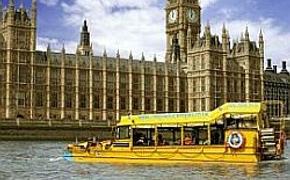Туристы прыгали в Темзу из горящего автобуса в Лондоне