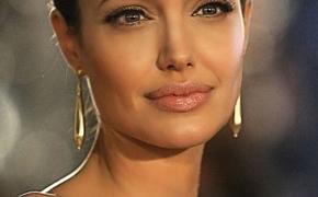 Анджелина Джоли не прячет новую  грудь под бельем