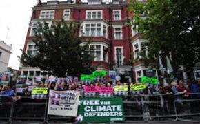 Greenpeace протестует против ареста активистов в безопасной дали