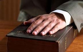 В британском суде могут перестать клясться на Библии