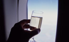 Названа авиакомпания с лучшими винами на борту