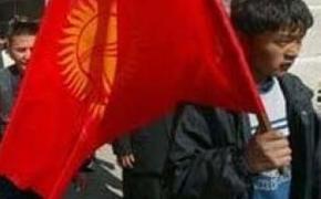 В Киргизии губернатор все также удерживается митингующими в машине