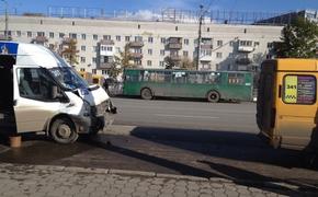 Семь человек пострадали при столкновении двух маршруток в Омске