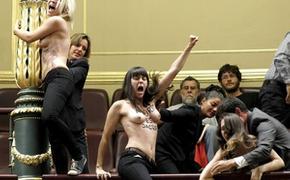 Активистки FEMEN решили показать себя  испанским депутатам