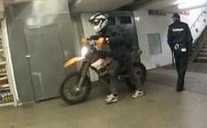 Мотоциклиста-лихача в московском метро обвинили в хулиганстве
