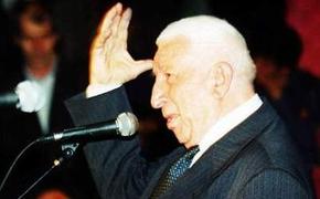 90 роз в честь 90-летия Расула Гамзатова переданы Дагестану из КБР